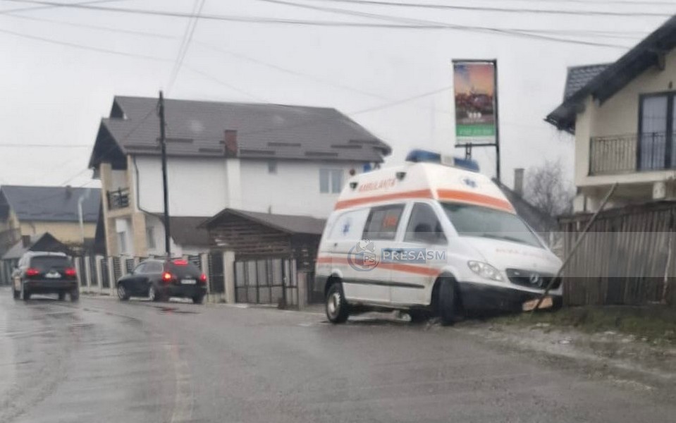 FOTO. Ambulanță, cu pacient, oprită în gard. Administratorul drumului, amendat de Poliție