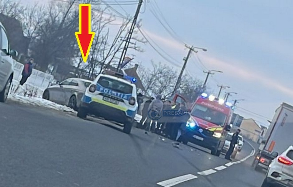 FOTO. Un șofer a evitat un mopedist neatent, dar a ajuns în șanț, în Ardud