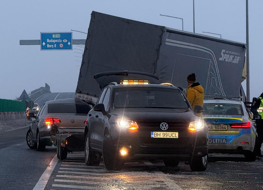 FOTO. Trafic blocat pe drumul Satu Mare - Bihor, în județul vecin. Două accidente, șosea alunecoasă din cauza freezing rain