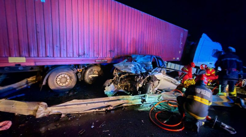 FOTO/VIDEO. Accident cumplit în țară. Impact între un TIR și o mașină. O persoană a murit, două au fost rănite