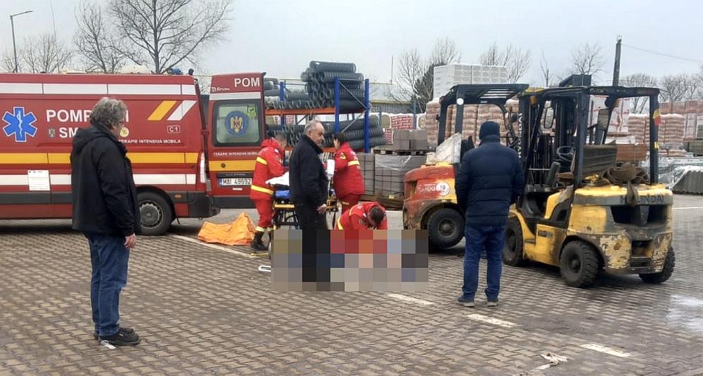 FOTO. Un bărbat beat a omorât cu motostivuitorul o femeie, în depozitul unei firme