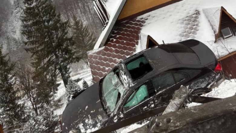FOTO/VIDEO. Accident spectaculos în țară. O maşină a ieşit de pe drum şi a rămas blocată pe acoperişul unei pensiuni