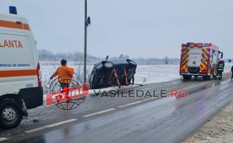 VIDEO. Beat pulbere, un șofer a intrat cu mașina într-un cap de pod. Fiul, la Urgență
