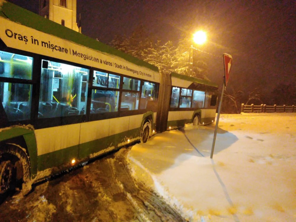 FOTO. Autobuze blocate de zăpadă în municipiul Satu Mare. Care sunt liniile afectate