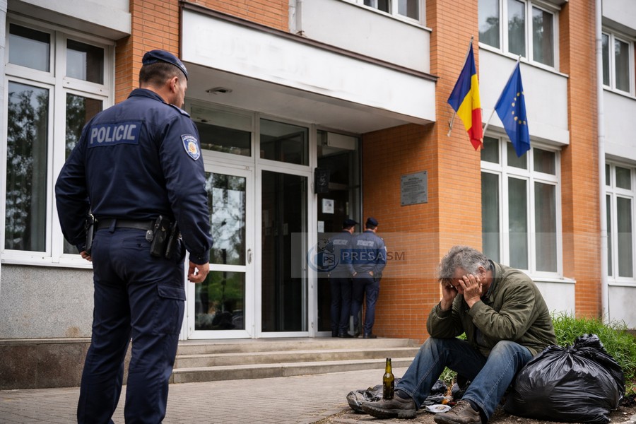 ALARMANT. Un bărbat agresează zilnic elevi în fața unei școli din Satu Mare. Profesorii păzesc copiii