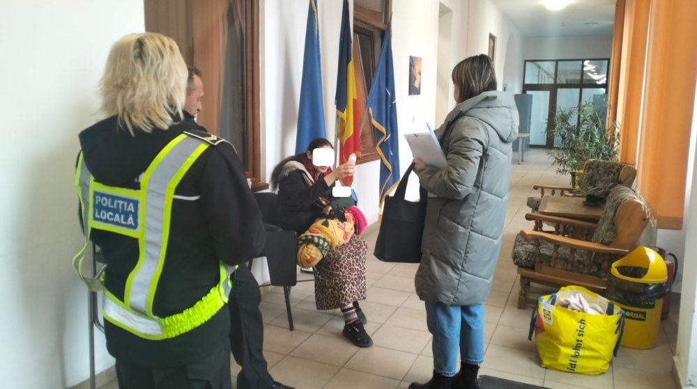 FOTO. Mamă cu un bebeluș, prinsă la cerșit prin municipiul Satu Mare. A devenit agresivă
