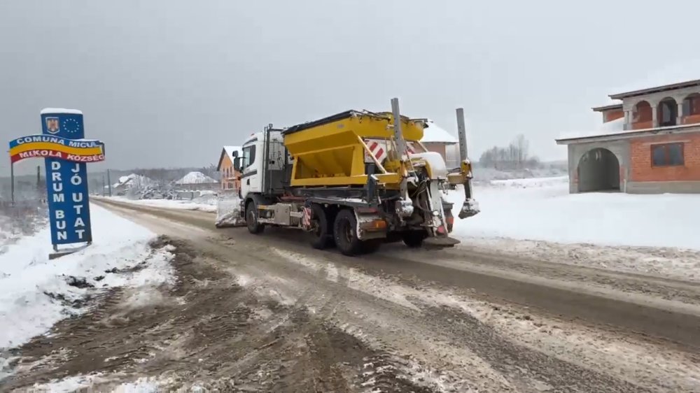 Cum se fura materialul pentru deszăpezire, cu zecile de tone, în județul Satu Mare