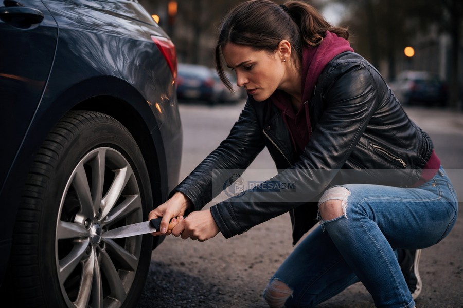 Răzbunare ca-n filme, la Satu Mare. O femeie i-a distrus mașina amantei soțului