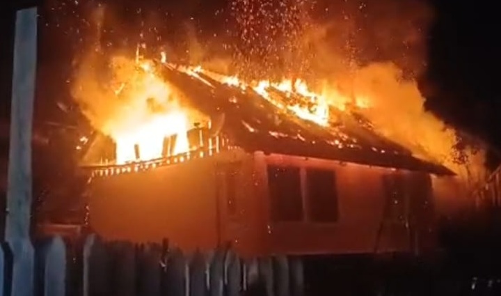 Incendiu la o casă din municipiul Satu Mare. Risc de propagare. Pompierii la fața locului, cu două autospeciale