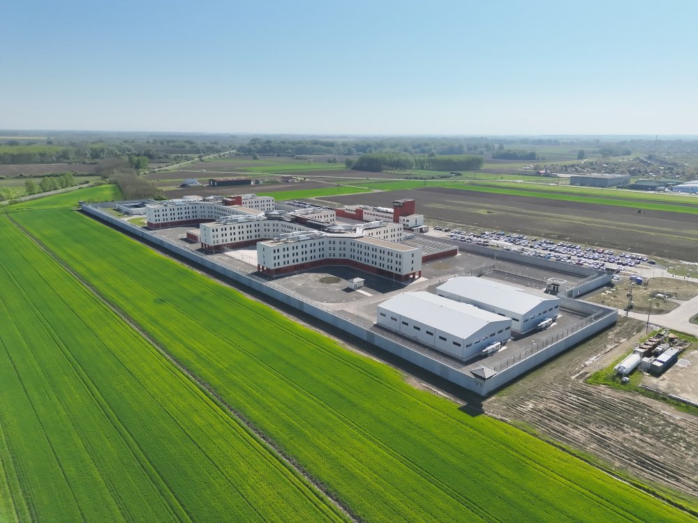 FOTO. Prima închisoare inteligentă, construită la doar câțiva kilometri de Satu Mare. Deținuții poartă brățări electronice