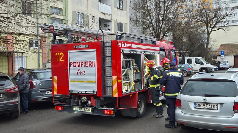 FOTO/VIDEO. Bloc evacuat de urgență lângă Spitalul Județean Satu Mare. Pompierii la fața locului