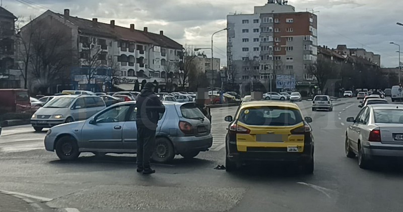 FOTO/VIDEO. Accident pe B-dul Lucian Blaga. Un ”taximetrist” începător și o șoferiță, actorii principali