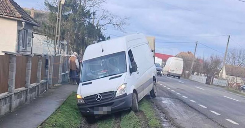 FOTO. Accident pe DN19, în județul Satu Mare. A ajuns cu duba în șanț