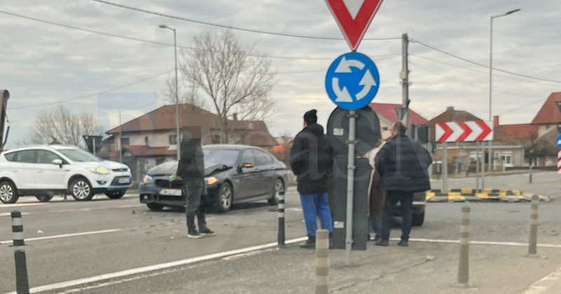 FOTO/VIDEO. Tânără șoferiță din Satu Mare, la spital după un accident rutier. Polițiștii explică cum s-a petrecut