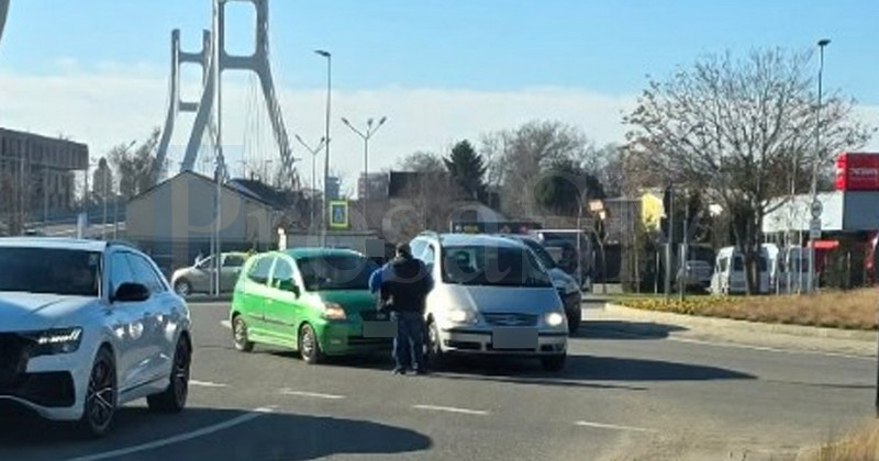 FOTO. Accident la coborâre de pe Podul Transilvania. Și eternele ”parlamentări” în mijlocul intersecției