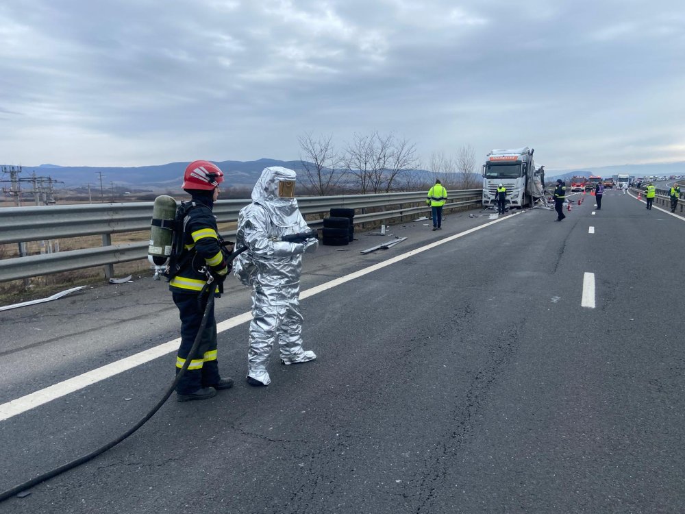 FOTO/VIDEO. Accident cu potențial periculos pe autostradă. Impact între două TIR-uri. S-a stabilit perimetru de siguranță