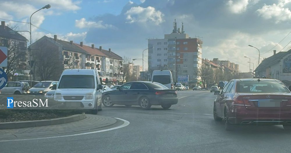 FOTO. Accident în municipiul Satu Mare, în sensul giratoriu de pe bulevardul Blaga