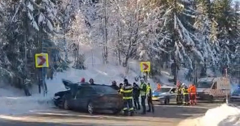 FOTO. Mașină din Satu Mare, implicată într-un impact violent. Cinci persoane au ajuns la spital