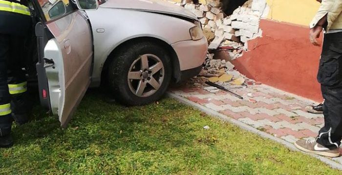 SATU MARE. Un șofer beat a produs un accident și s-a oprit cu mașina într-o casă