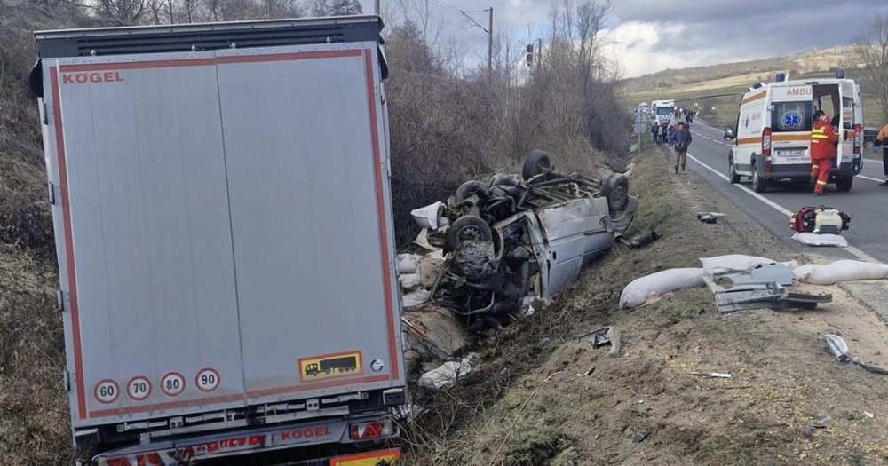 FOTO. Accident cumplit, cu trei morți, dintre care doi copii. Impact violent între un TIR și un microbuz de marfă pe un drum din țară