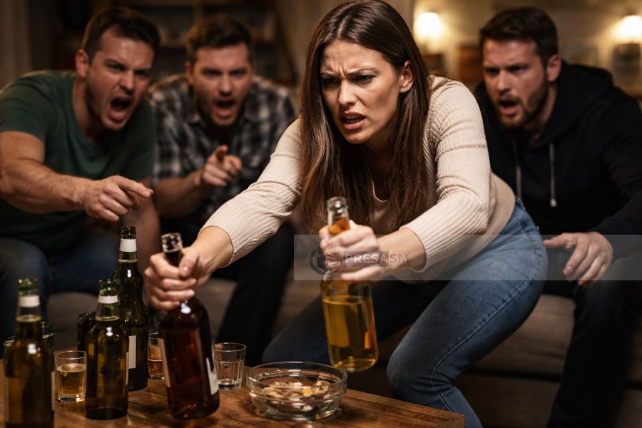 Sătmăreanul și-a invitat prietenii acasă. Soția nu le-a mai dat alcool, iar soțul a făcut pe cocoșul