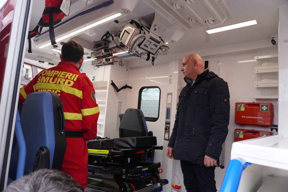 FOTO. Cum arată și ce dotări are cea mai nouă ambulanță a prompierilor sătmăreni
