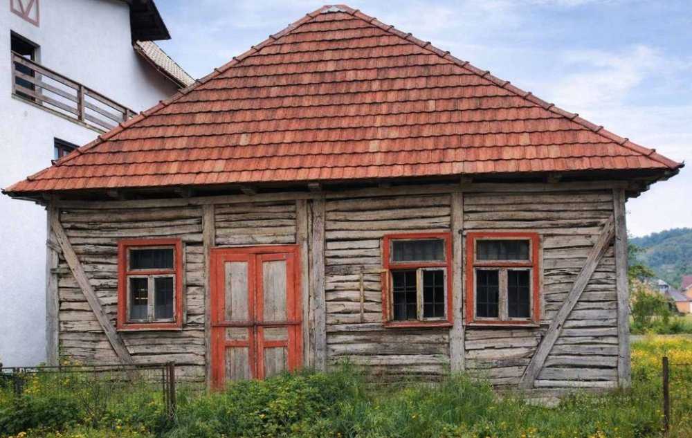 FOTO. Transport special de la Satu Mare la Cluj. O casă din Cămârzana, demontată bârnă cu bârnă și dusă la muzeu