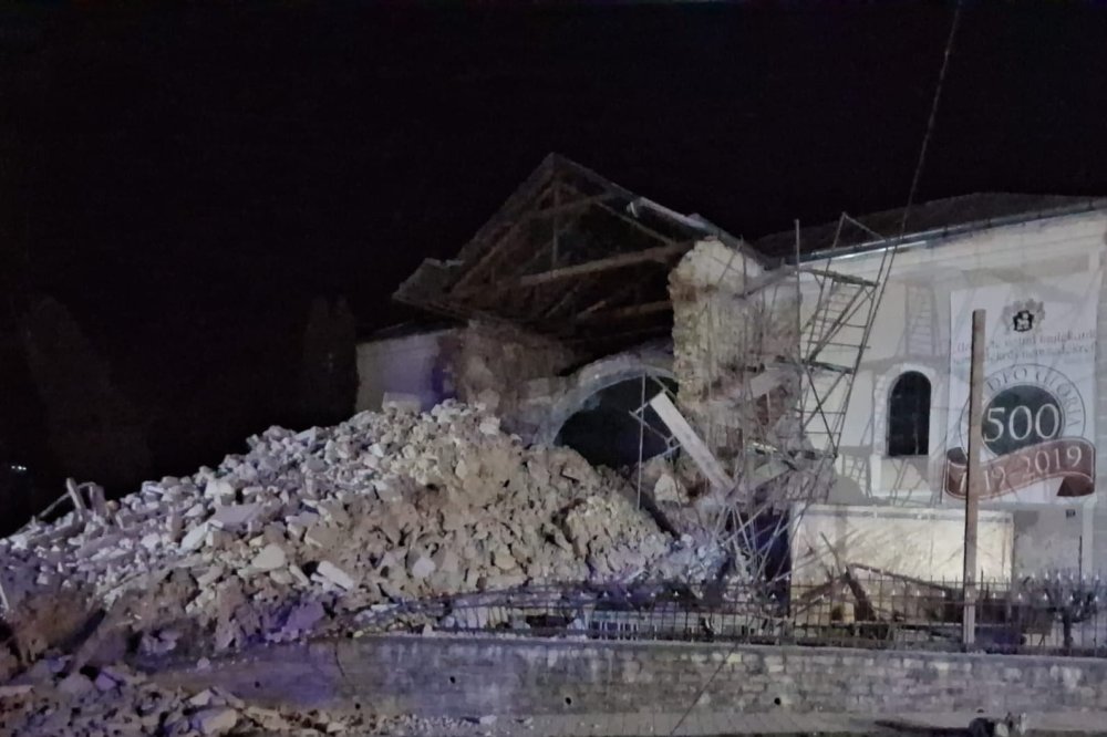 FOTO/VIDEO. Turnul unei biserici din județul vecin s-a prăbușit. A căzut peste carosabil. Pompierii la fața locului