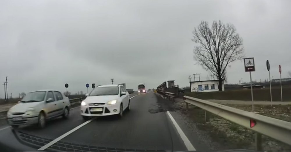 VIDEO. Depăşire periculoasă în județul vecin. Moartea, evitată într-o fracţiune de secundă