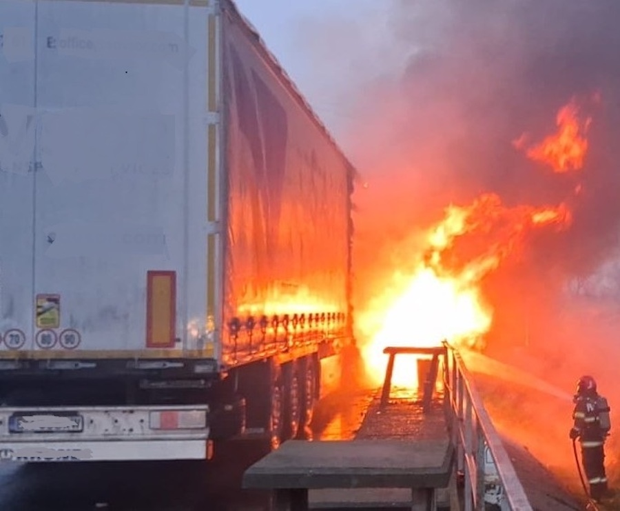 FOTO. Incendiu pe drumul ce leagă Satu Mare de Oradea. TIR în flăcări