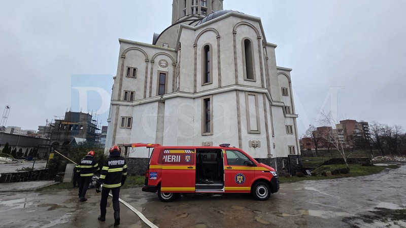 FOTO/VIDEO. Biserică inundată în municipiul Satu Mare, totul din cauza precipitațiilor. Intervin pompierii