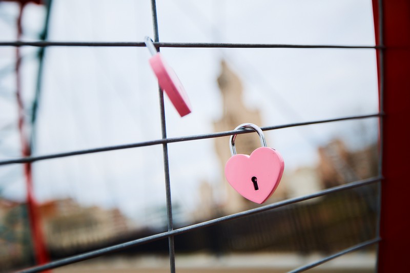 FOTO/VIDEO. Gestul care a cucerit marile orașe, la Satu Mare, de Ziua Îndrăgostiților. Locul în care ”se leagă” iubirea