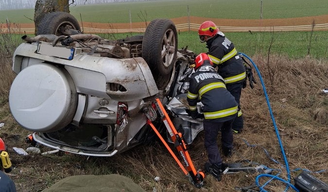 O șoferiță (19 ani) s-a răsturnat cu mașina, în județul Satu Mare. Ea și mama sa au ajuns la Urgență