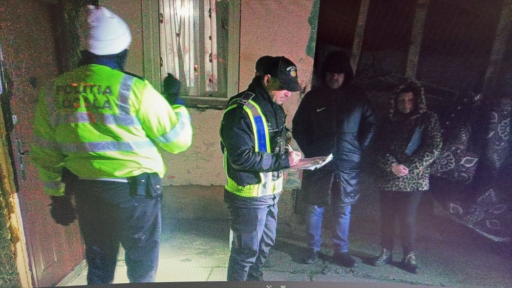 FOTO. Razii ale polițiștilor la locuințele sociale din municipiul Satu Mare. Zeci de persoane legitimate. S-au dat și amenzi