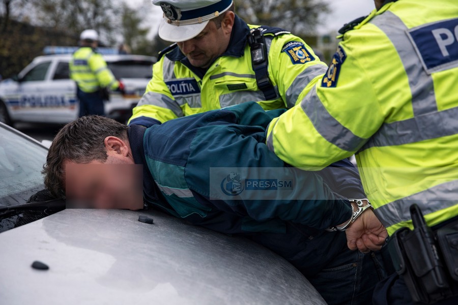 Polițist rutier ultragiat în județul Satu Mare. Șoferul i-a prins mâna în portieră