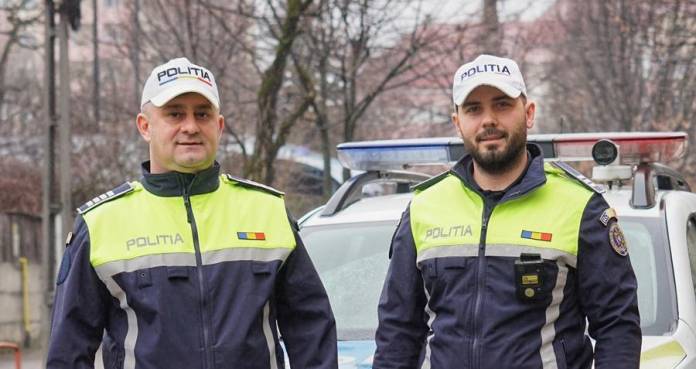 FOTO. ”Pentru noi au fost îngeri păzitori!” Doi polițiști au venit în ajutorul unei sătmărence care trebuia să ajungă la operație