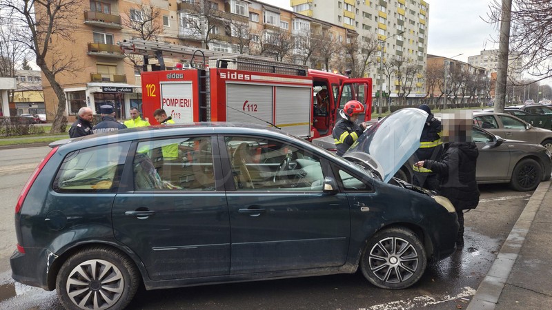 FOTO. Incident pe Drumul Careiului, în municipiul Satu Mare. Pompierii și polițiștii, la fața locului