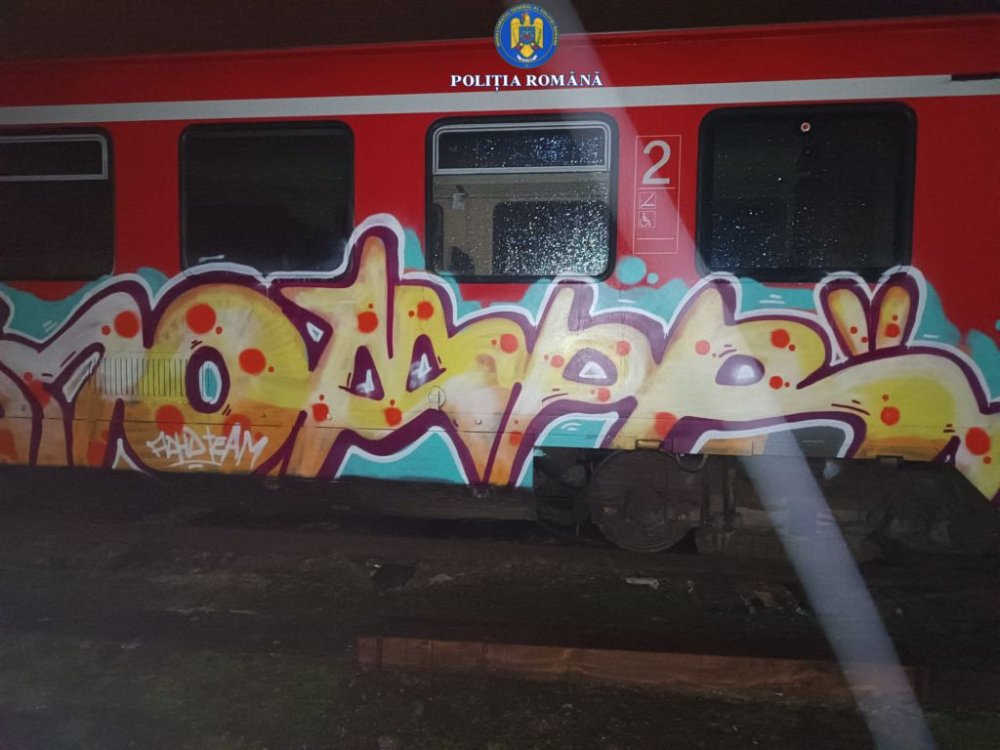 FOTO. Tren vandalizat în municipiul Satu Mare. Un cetățean străin, prins în flagrant