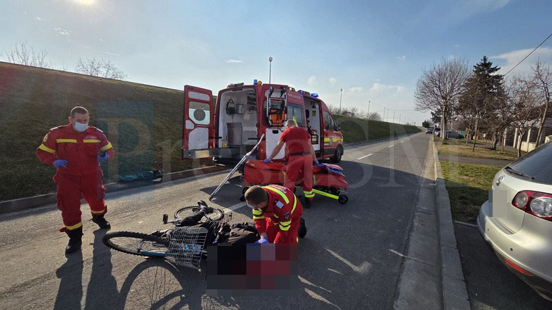 FOTO. Biciclist rănit transportat de urgență la spital. A ajuns cu bicicleta de pe dig direct pe drum