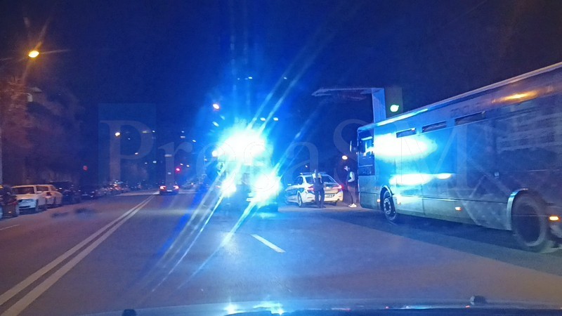 FOTO/VIDEO. „Coborâre din autobuz, cu efecte speciale” în Micro 17. Multă Poliție pentru un ”trubadur”