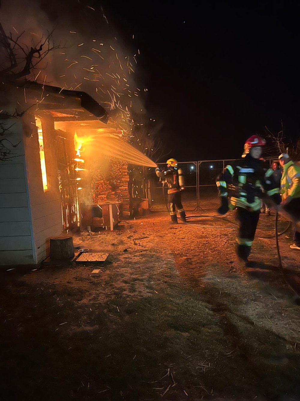 FOTO/VIDEO. Anexă plină cu lemne cuprinsă de foc, în județul Satu Mare. Pompierii explică de la ce a pornit incendiul