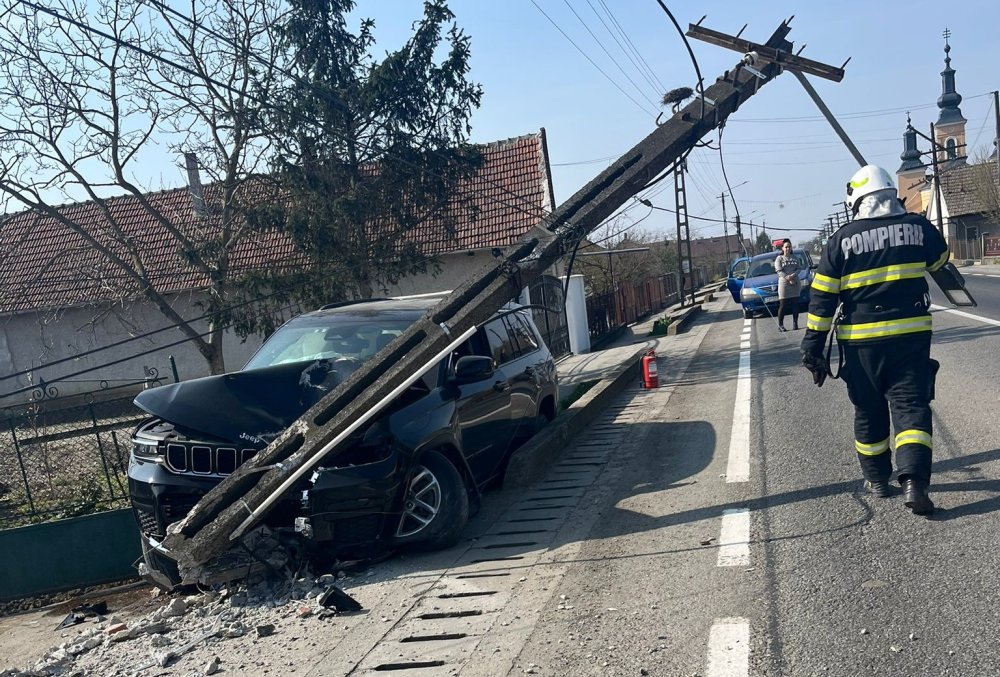 Un sătmărean a băut o halbă de bere și o pălincă, apoi a distrus un stâlp de electricitate