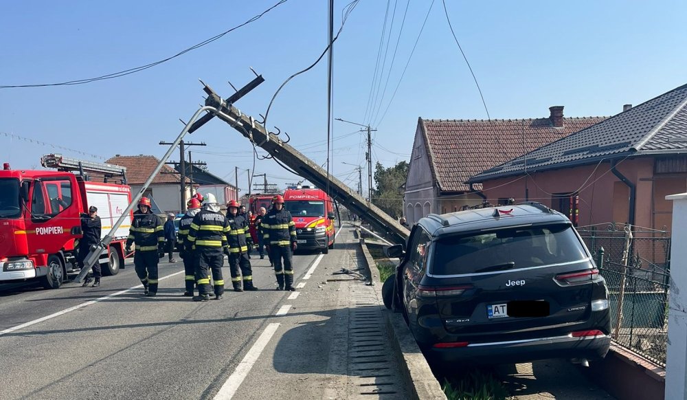 FOTO. Drumul Național 1F, Satu Mare - Cluj, blocat! Stâlp căzut pe șosea, spulberat de o mașină