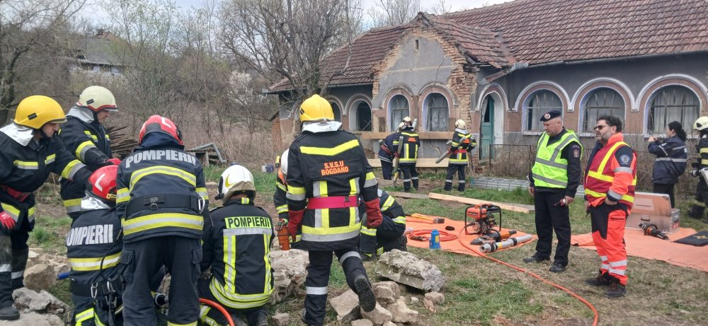 FOTO. Șase case surpate, două victime prinse sub dărâmături în Satu Mare (EXERCIȚIU)