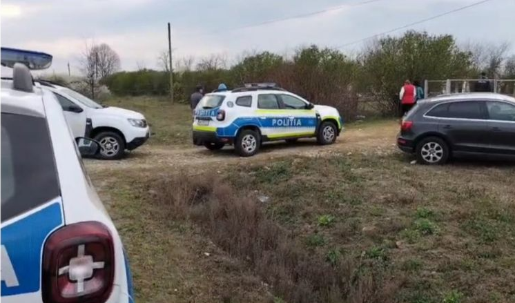 Oașul sub teroare. Un bărbat umblă pe stradă cu răngi metalice, dirija traficul „imaginar” și amenința că va ucide