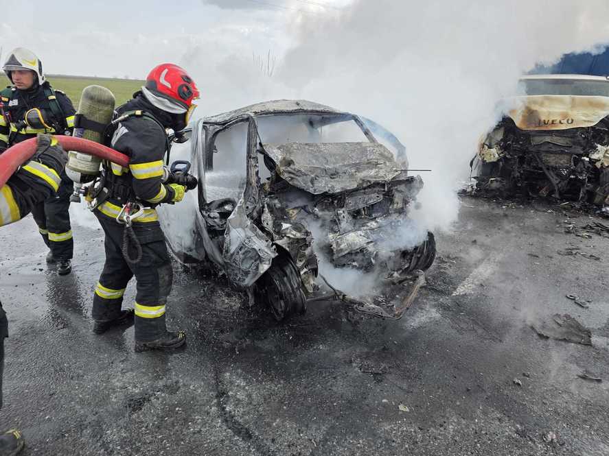 FOTO. Accident cumplit în țară. Două persoane au murit. Una a ars de vie în mașină