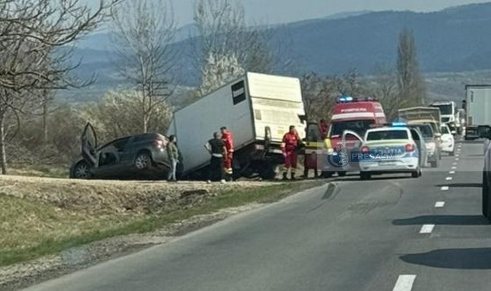 FOTO. Accident pe DN19, în județul Satu Mare. Un camion și o mașină au ajuns în șanț