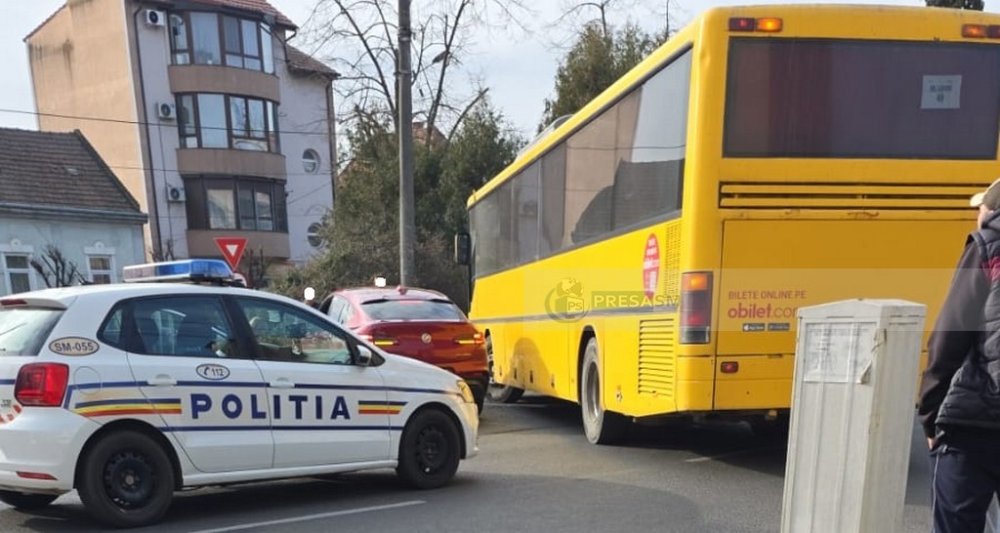FOTO. Accident între un autobuz și o mașină, pe B-dul Cloșca din municipiul Satu Mare