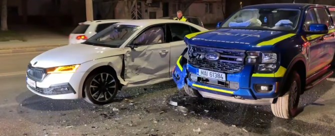 FOTO. Mașină de criminalistică lovită în misiune, trei persoane au ajuns la spital