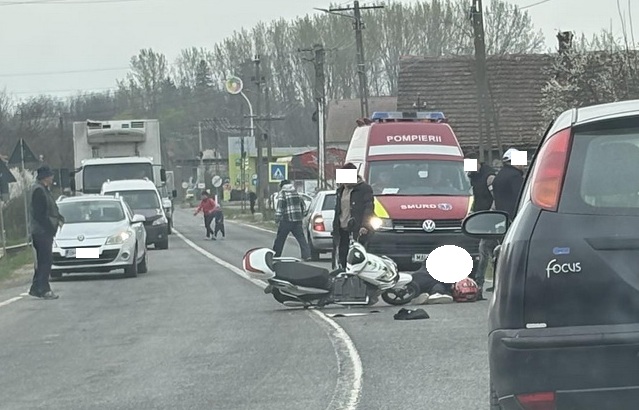 FOTO. Accident pe DN19, Satu Mare-Oradea. Mopedist lovit de o mașină, dus la Urgență
